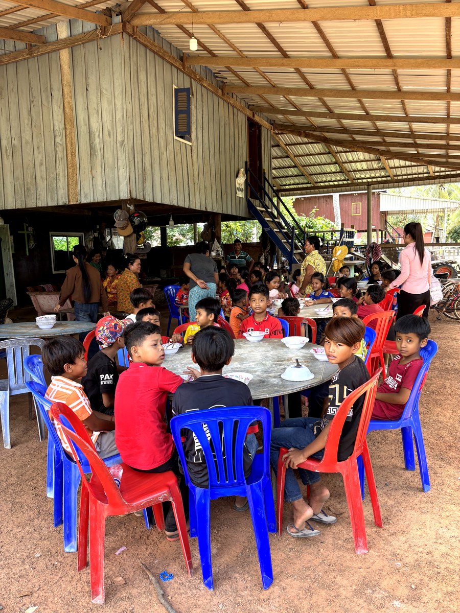 Children sharing a meal together in Chhuk