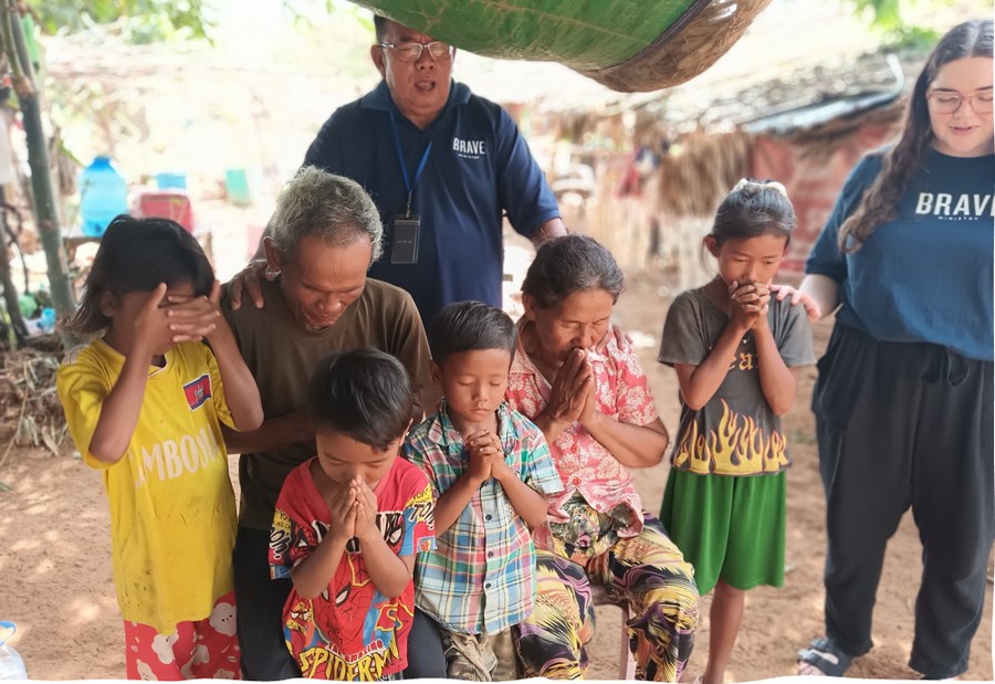 Visiting families in the Chouk Va Mouy community