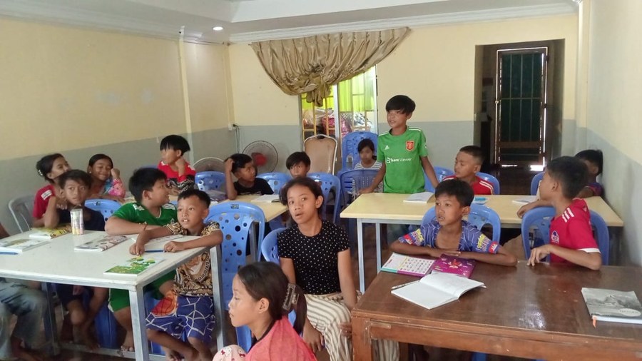 Children in the English class in Chouk Va Mouy